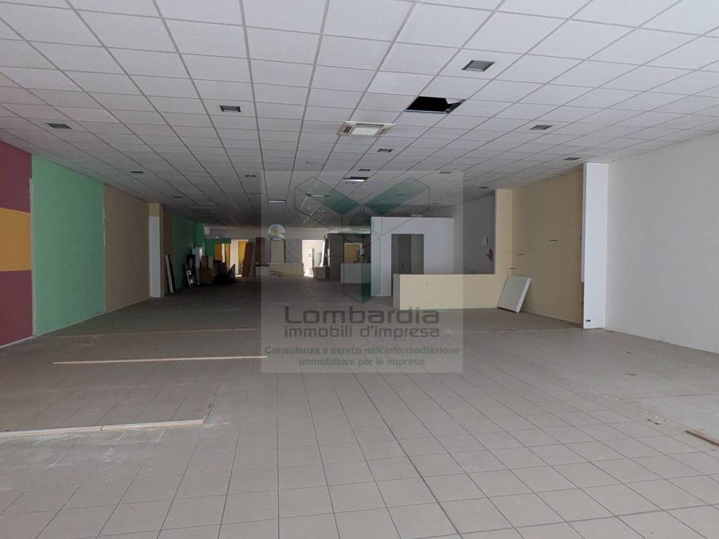 negozio in vendita a Pessano con Bornago