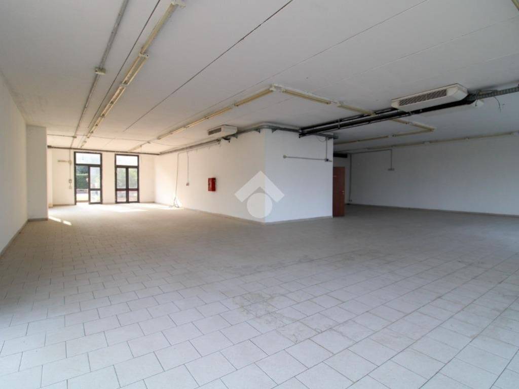 negozio in vendita a Pessano con Bornago