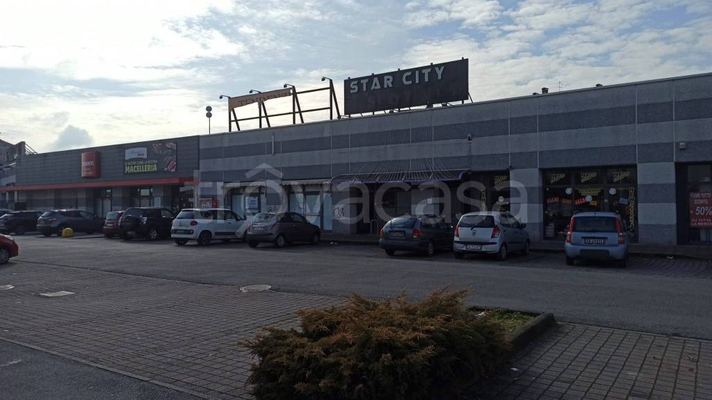 negozio in vendita a Pessano con Bornago