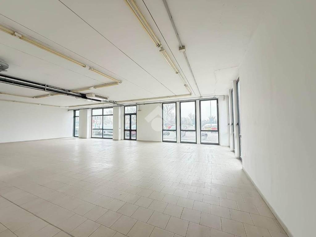 negozio in vendita a Pessano con Bornago