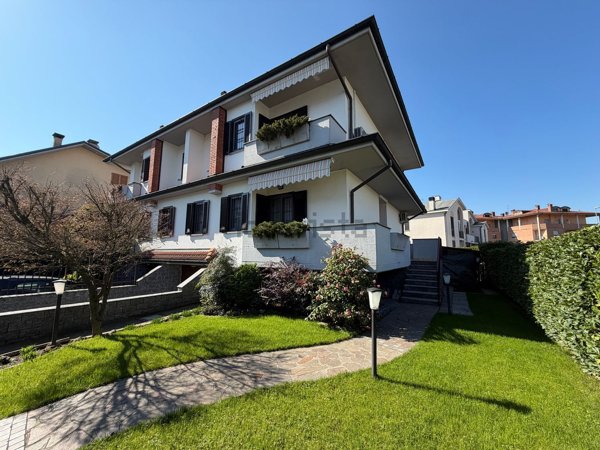 casa indipendente in vendita a Pessano con Bornago