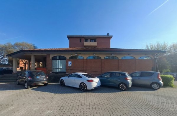 locale commerciale in vendita a Pessano con Bornago