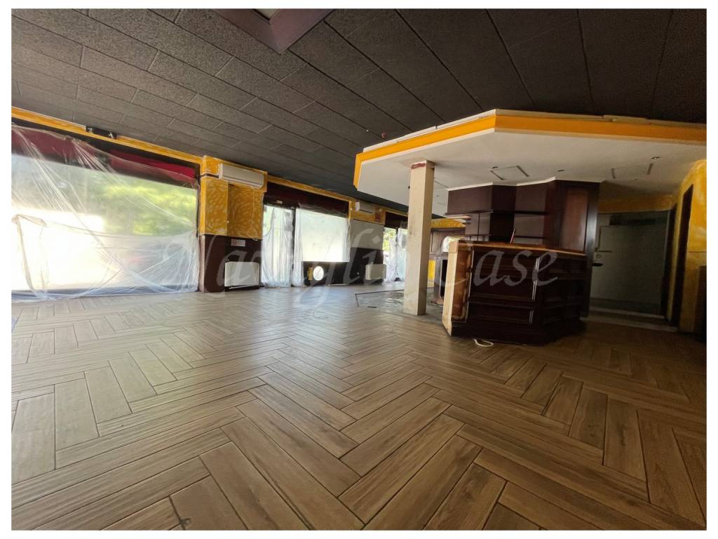 negozio in vendita a Pessano con Bornago