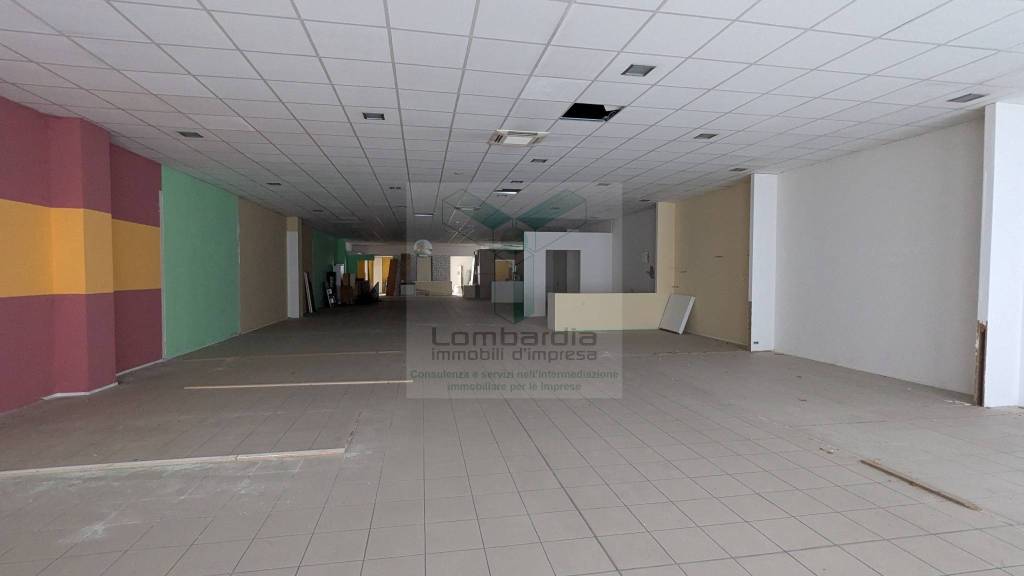 negozio in vendita a Pessano con Bornago