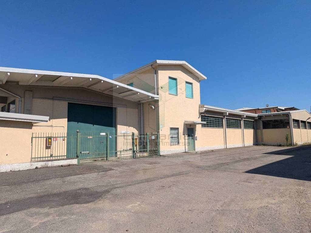 locale commerciale in vendita a Pessano con Bornago