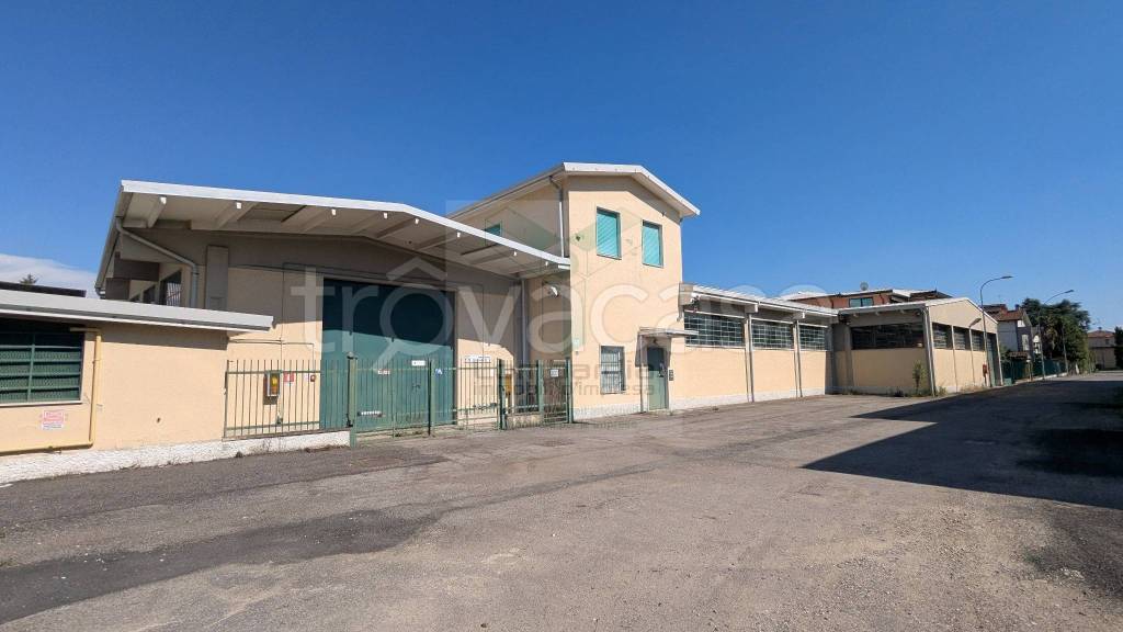 locale commerciale in vendita a Pessano con Bornago