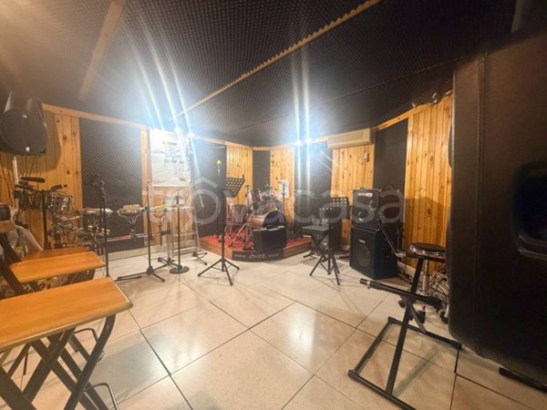 locale commerciale in vendita a Pessano con Bornago