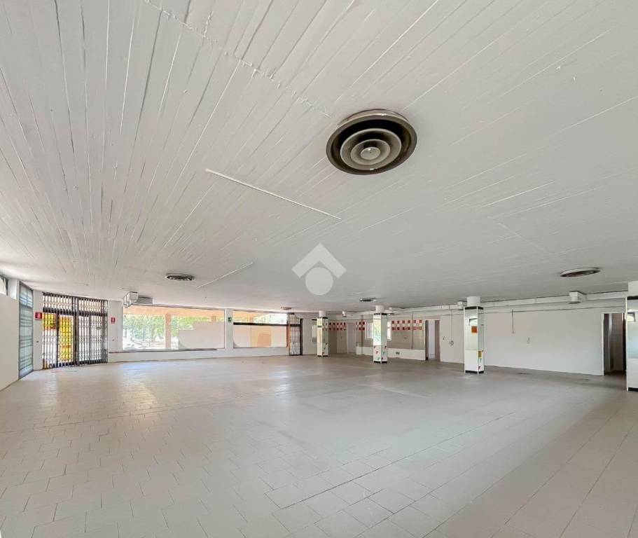 locale commerciale in vendita a Pessano con Bornago