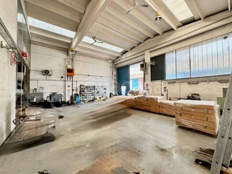 locale commerciale in vendita a Pessano con Bornago