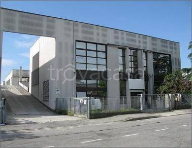 locale commerciale in vendita a Pessano con Bornago