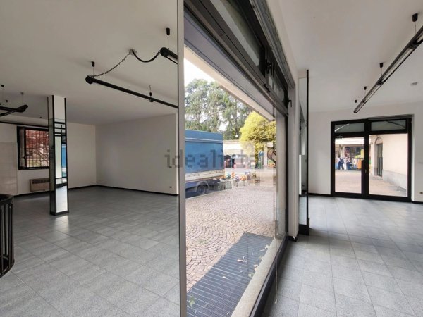 locale commerciale in vendita a Pessano con Bornago