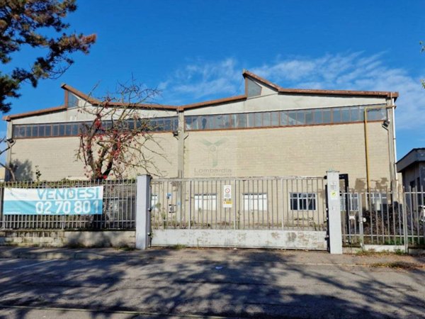 locale commerciale in vendita a Pieve Emanuele in zona Fizzonasco