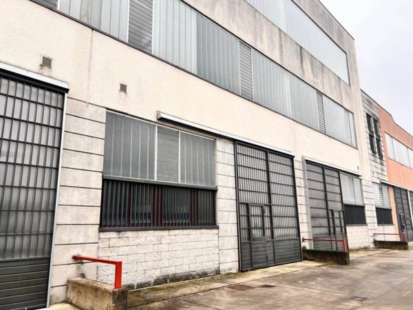 locale commerciale in vendita a Pieve Emanuele