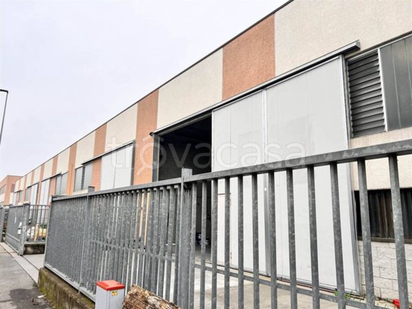 locale commerciale in vendita a Pieve Emanuele