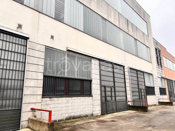 locale commerciale in vendita a Pieve Emanuele