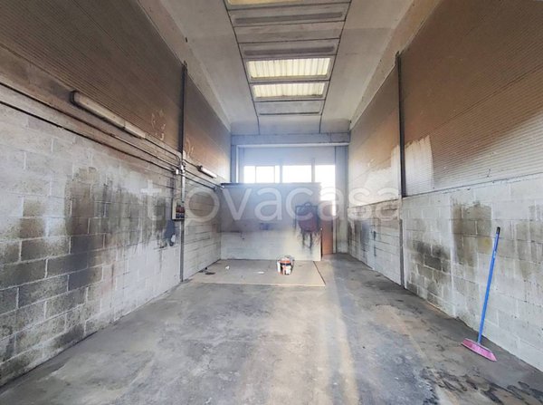 locale commerciale in vendita a Pieve Emanuele