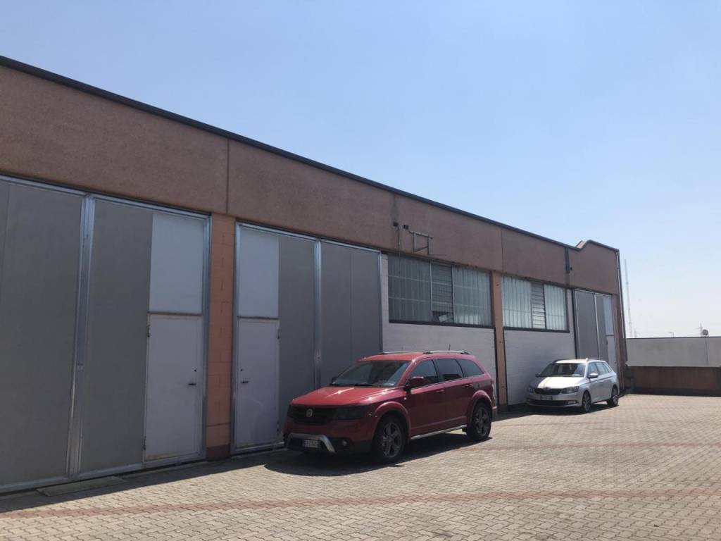 locale commerciale in vendita a Pieve Emanuele