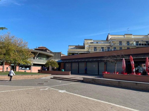 locale commerciale in vendita a Pieve Emanuele