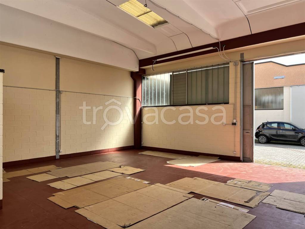 locale commerciale in vendita a Pieve Emanuele