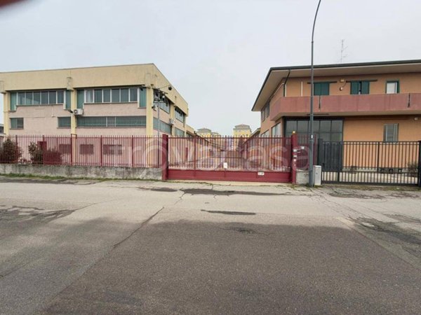 locale commerciale in vendita a Pieve Emanuele in zona Fizzonasco