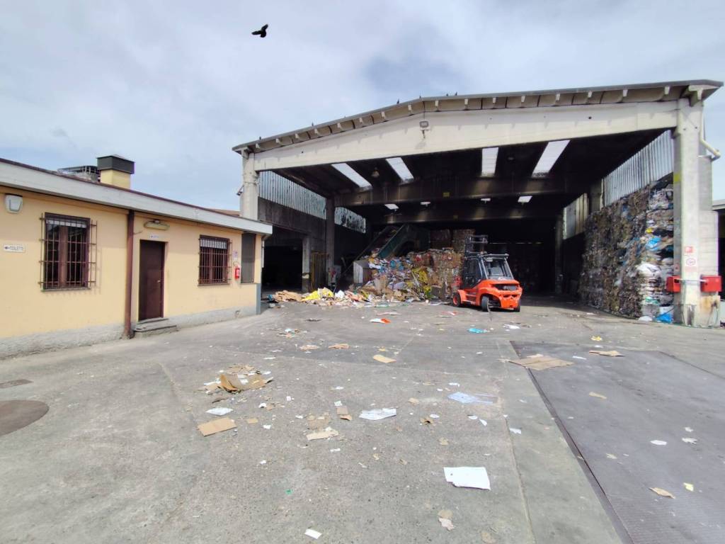 locale commerciale in vendita a Pieve Emanuele in zona Fizzonasco