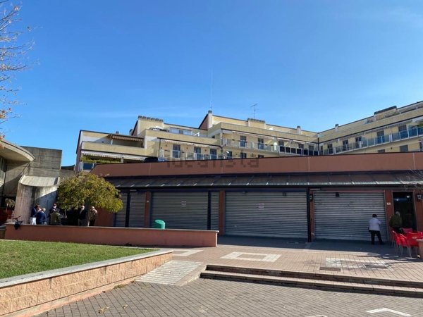 locale commerciale in vendita a Pieve Emanuele