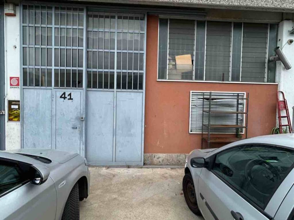 locale commerciale in vendita a Pieve Emanuele in zona Fizzonasco