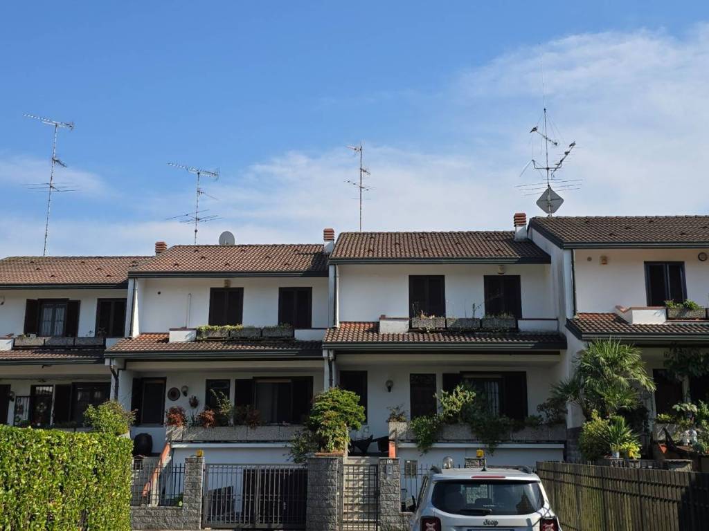 casa indipendente in vendita a Pieve Emanuele in zona Fizzonasco