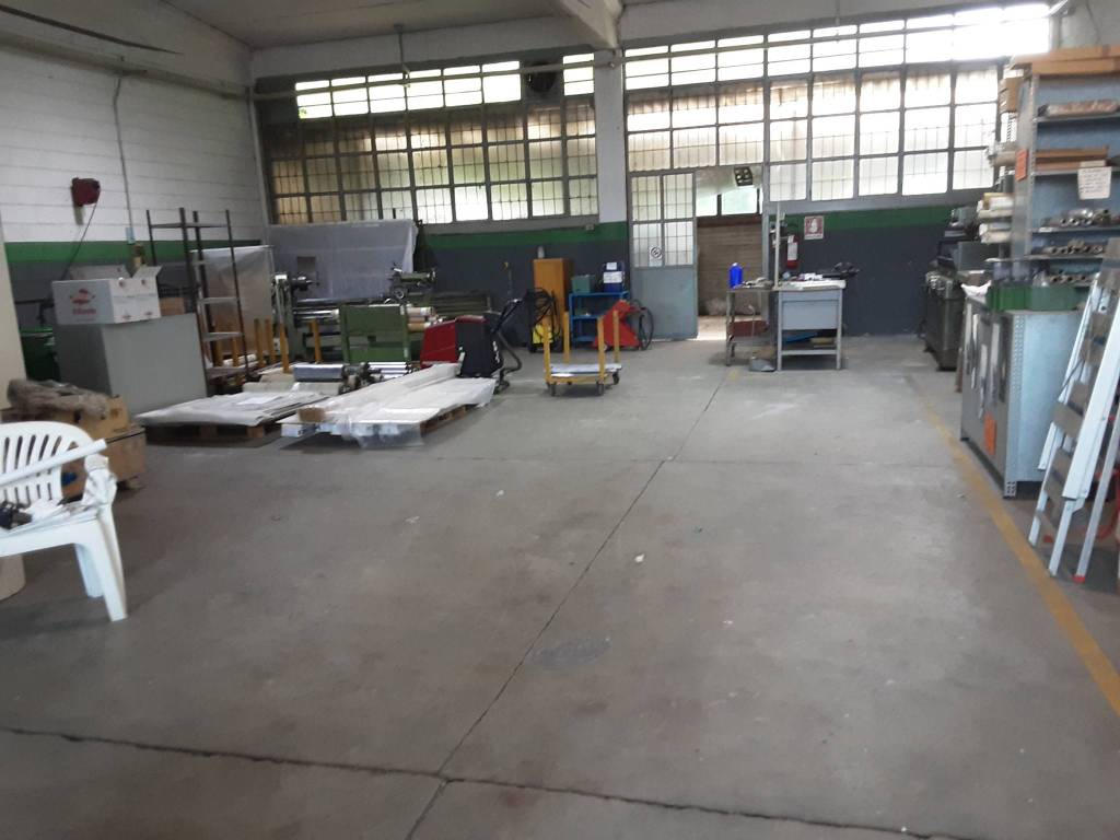 locale commerciale in vendita a Pieve Emanuele in zona Fizzonasco