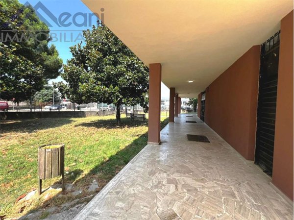 negozio in vendita a Pieve Emanuele in zona Fizzonasco