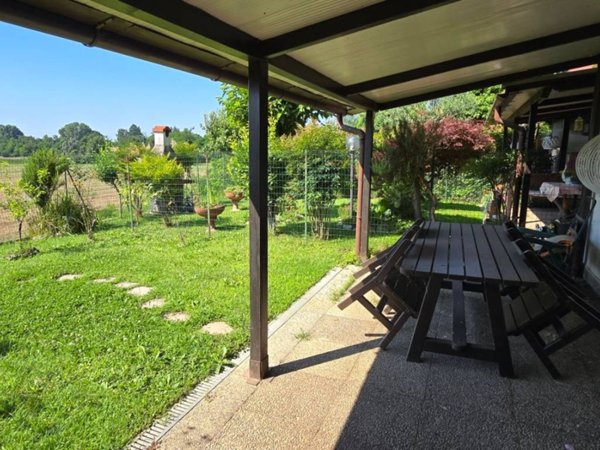casa indipendente in vendita a Pieve Emanuele in zona Fizzonasco