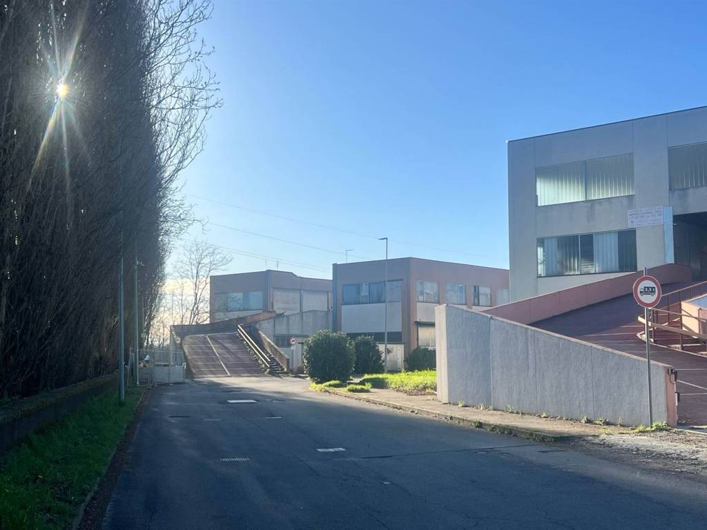 locale commerciale in vendita a Pieve Emanuele
