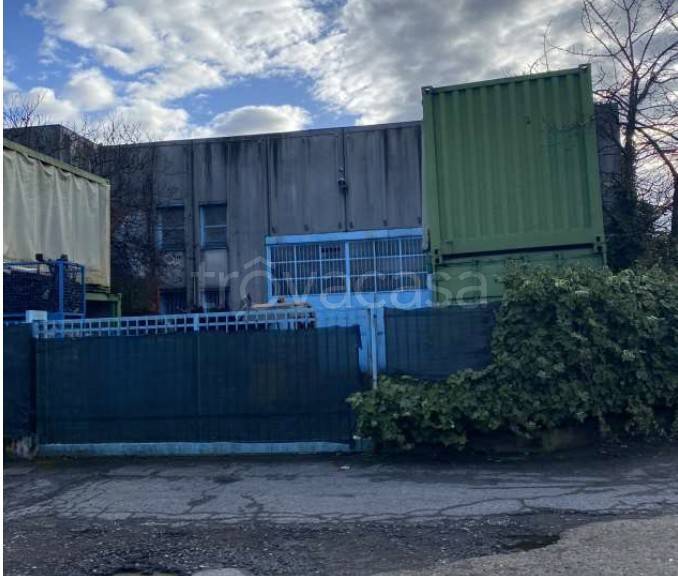 locale commerciale in vendita a Pieve Emanuele in zona Fizzonasco