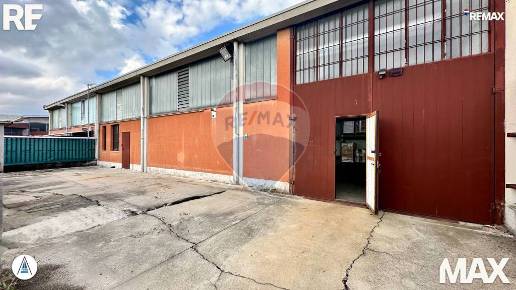 locale commerciale in vendita a Pieve Emanuele in zona Fizzonasco