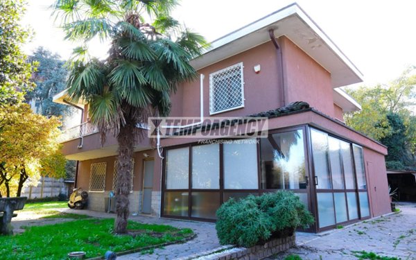 casa indipendente in vendita a Pieve Emanuele in zona Fizzonasco