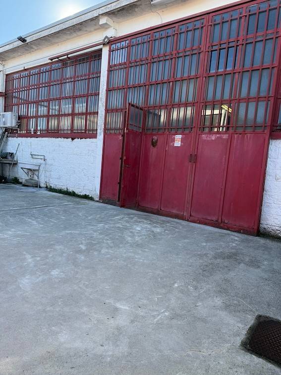 locale commerciale in vendita a Pieve Emanuele in zona Fizzonasco