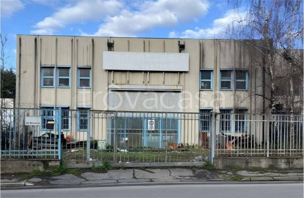 locale commerciale in vendita a Pieve Emanuele in zona Fizzonasco