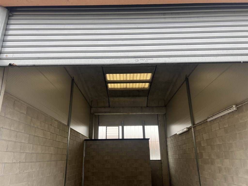 locale commerciale in vendita a Pieve Emanuele