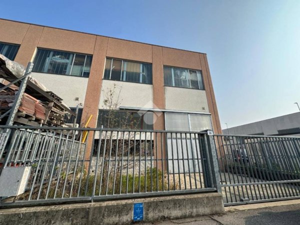 locale commerciale in vendita a Pieve Emanuele