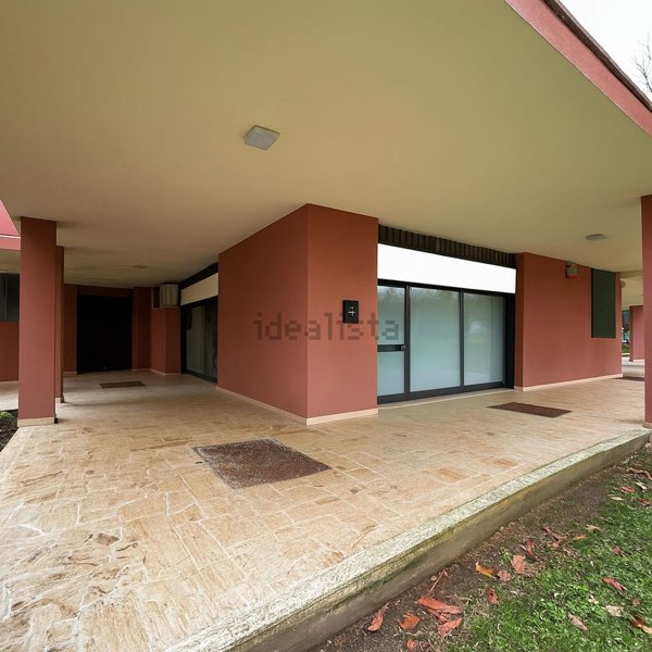 negozio in vendita a Pieve Emanuele in zona Fizzonasco