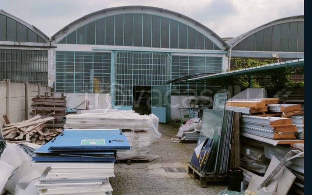 negozio in vendita a Pieve Emanuele in zona Fizzonasco