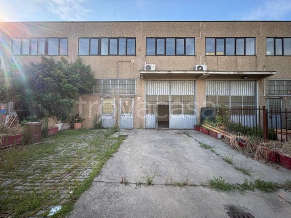 locale commerciale in vendita a Pieve Emanuele in zona Fizzonasco