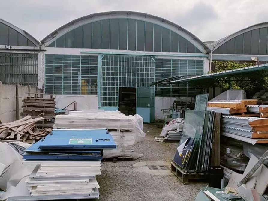 locale di sgombero in vendita a Pieve Emanuele