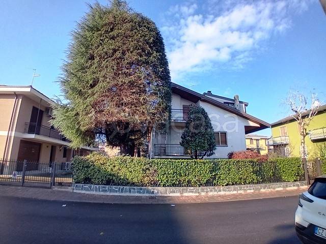 casa indipendente in vendita a Pieve Emanuele in zona Fizzonasco