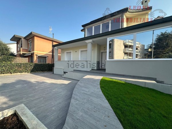 casa indipendente in vendita a Pieve Emanuele in zona Fizzonasco