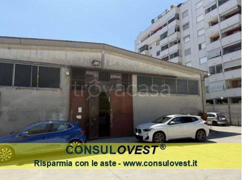 locale commerciale in vendita a Pieve Emanuele in zona Fizzonasco