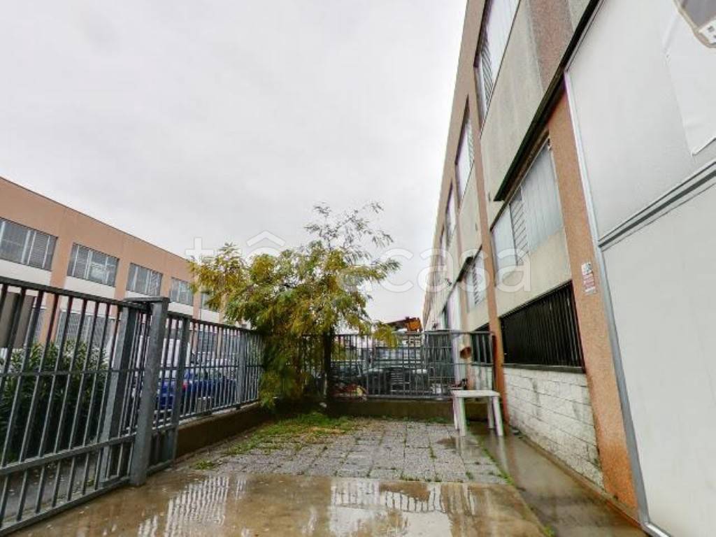 negozio in vendita a Pieve Emanuele