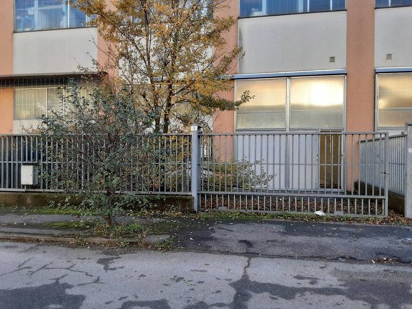 locale commerciale in vendita a Pieve Emanuele