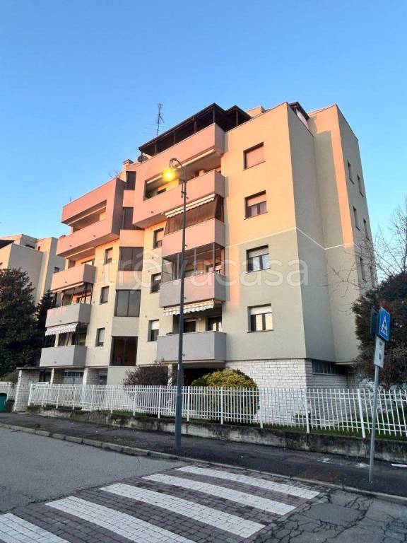 appartamento in vendita a Pieve Emanuele in zona Fizzonasco