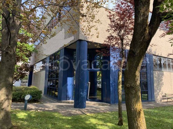 locale commerciale in vendita a Pieve Emanuele in zona Fizzonasco